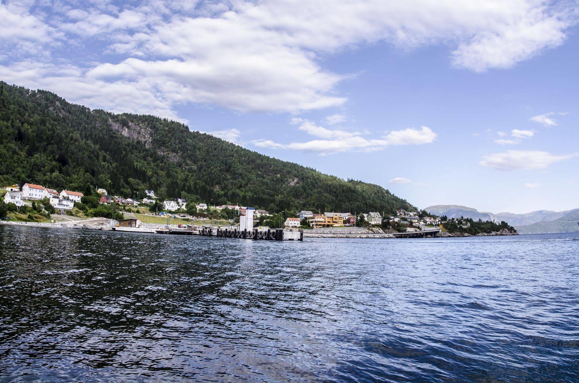 Lavik Fjord Hotel & Apartments エクステリア 写真